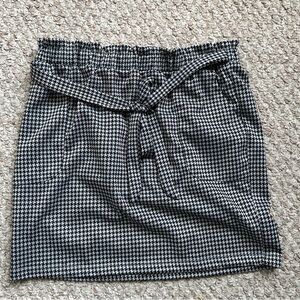 Black and white mini skirt size Large